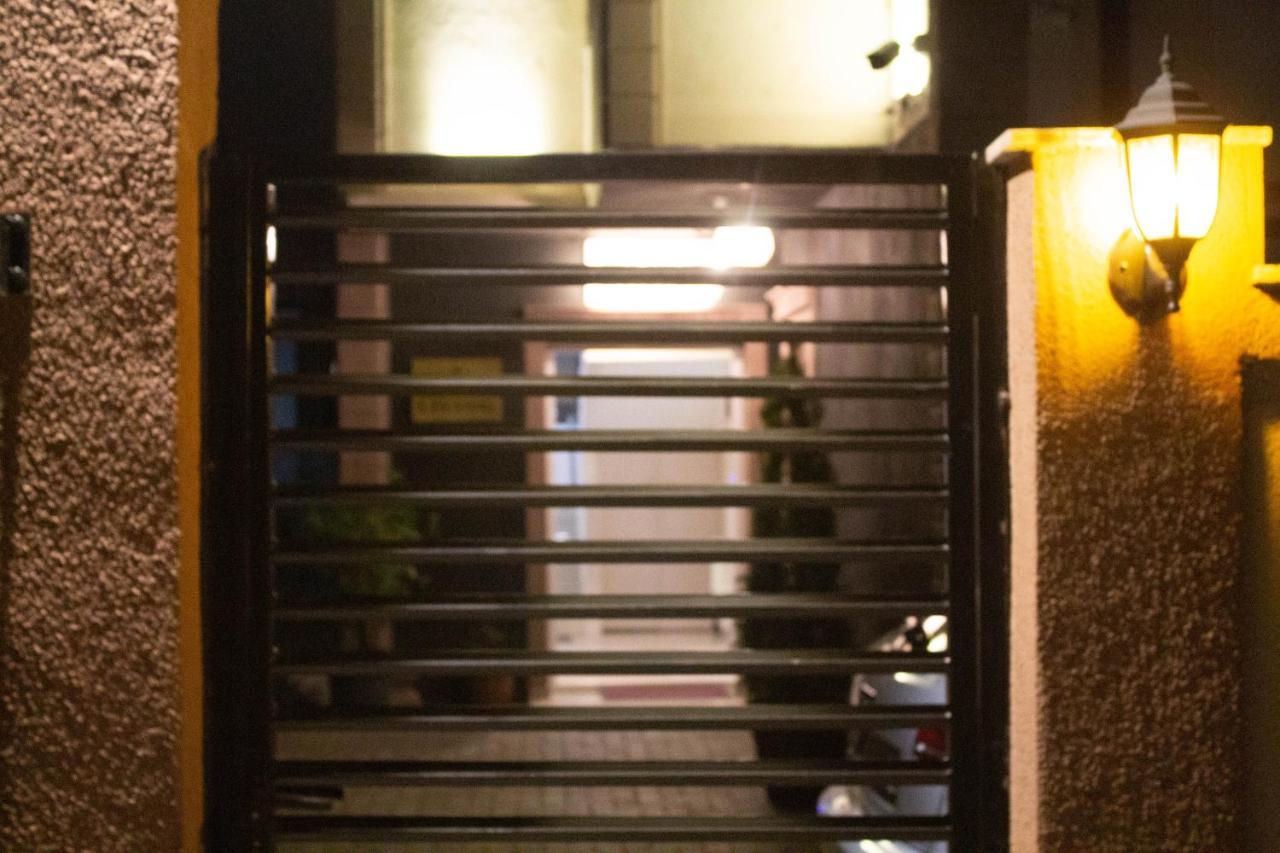 Hotel Living Suto Orizari Bagian luar foto
