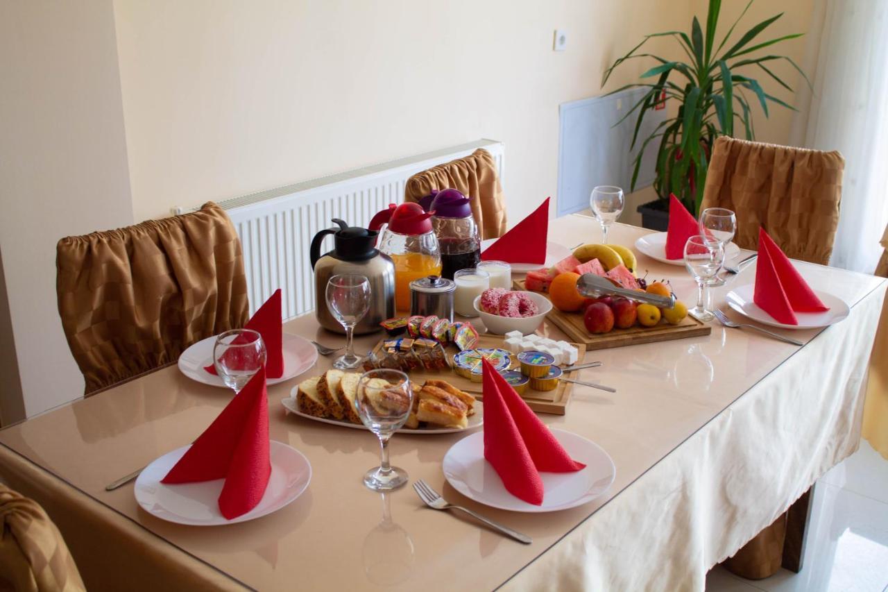Hotel Living Suto Orizari Bagian luar foto