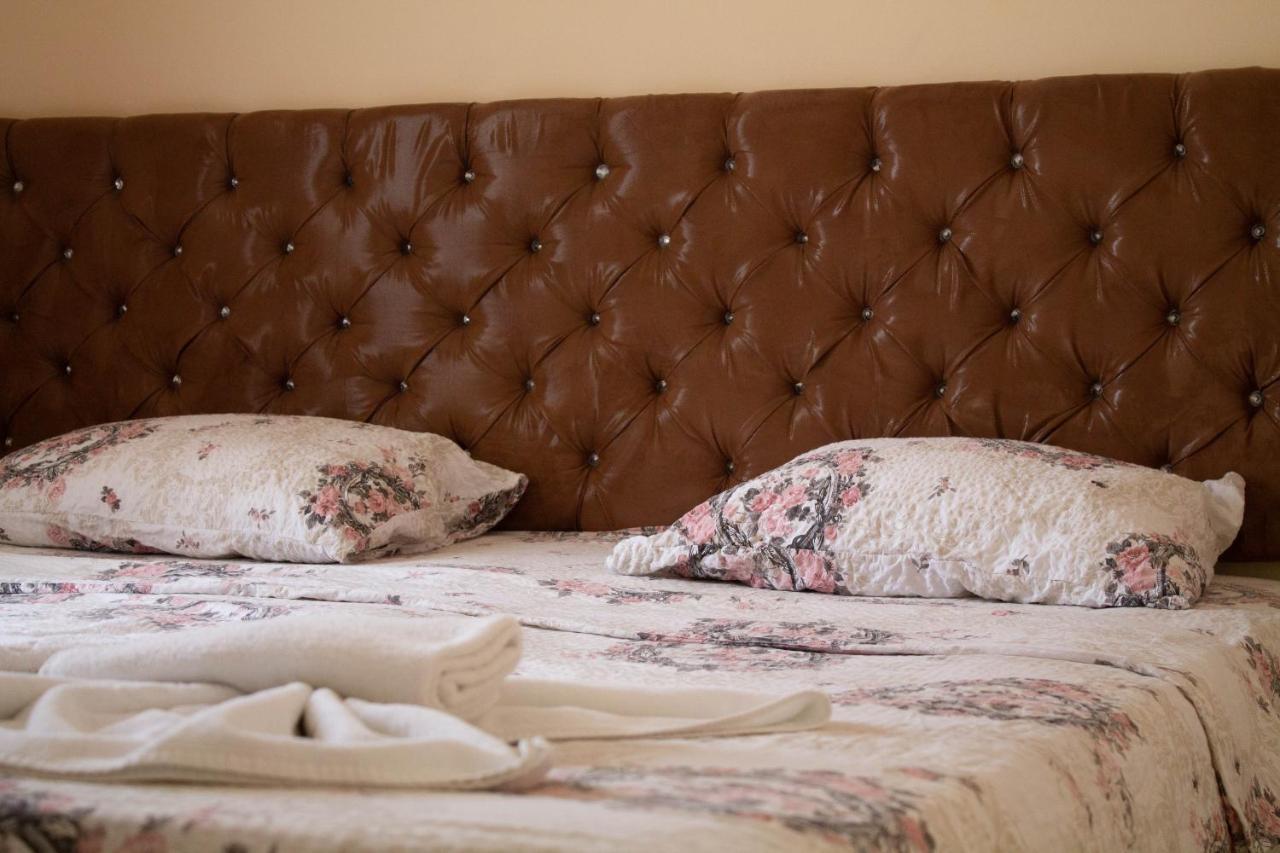 Hotel Living Suto Orizari Bagian luar foto
