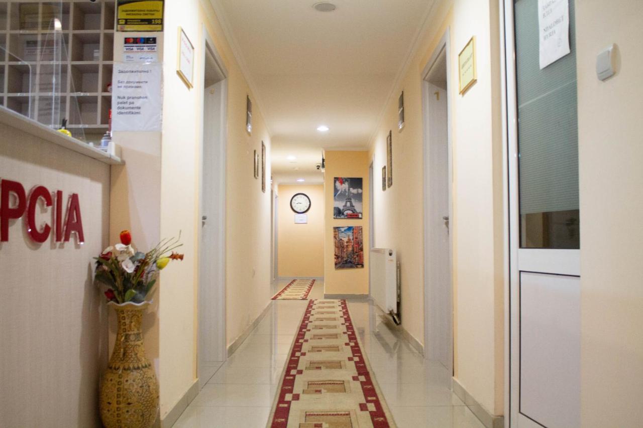 Hotel Living Suto Orizari Bagian luar foto