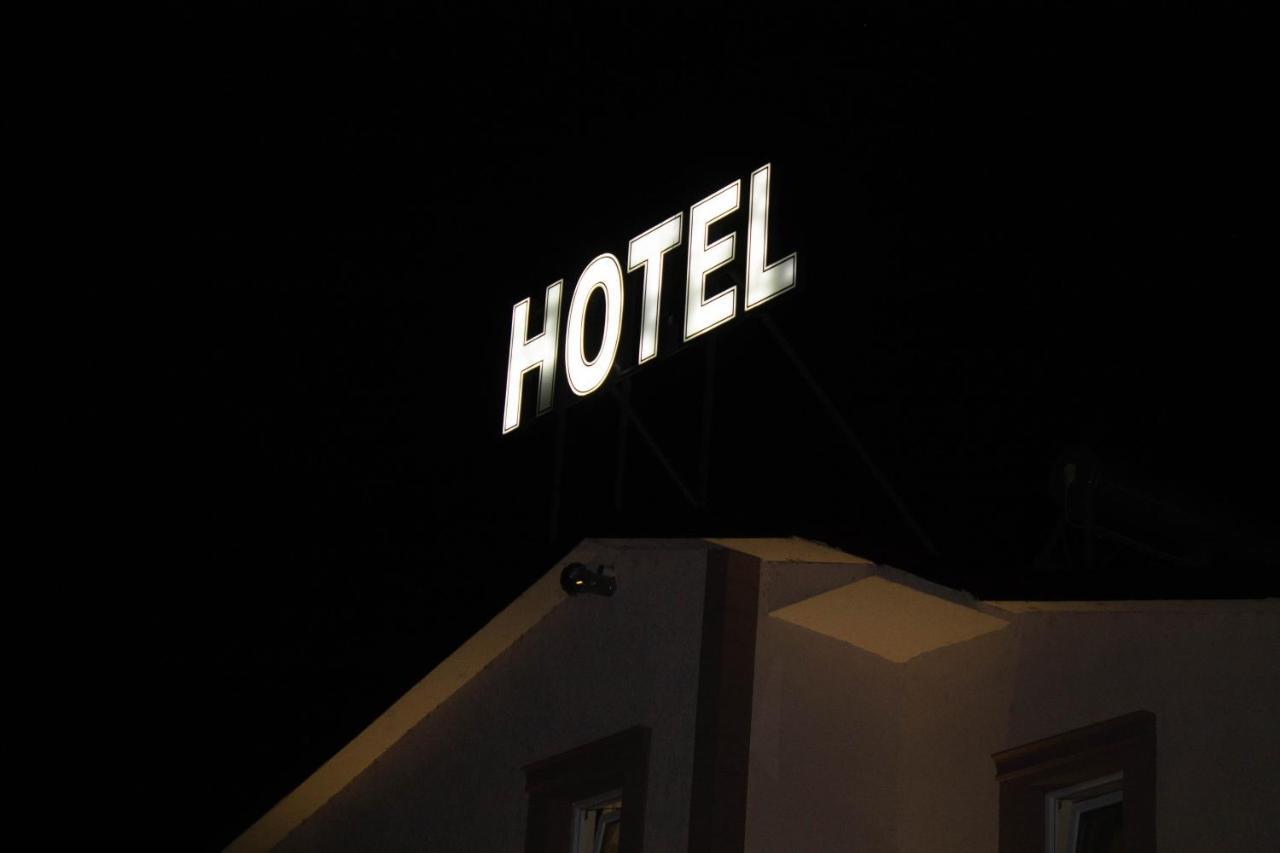 Hotel Living Suto Orizari Bagian luar foto