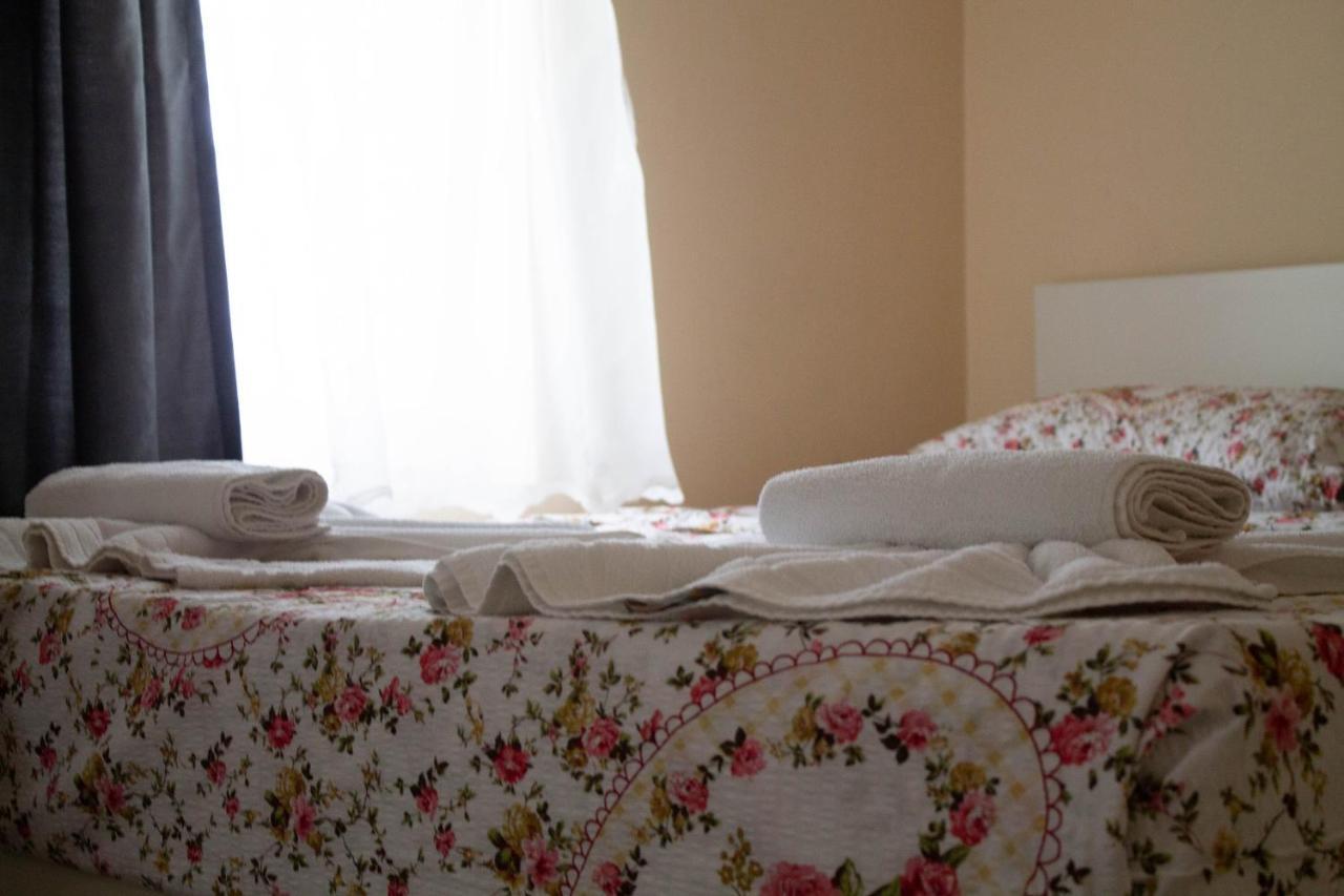 Hotel Living Suto Orizari Bagian luar foto
