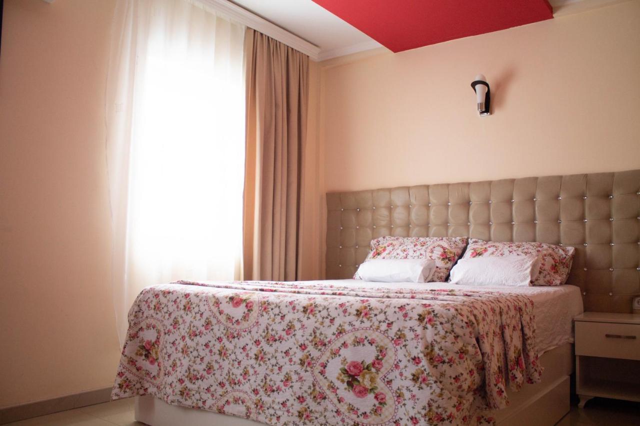Hotel Living Suto Orizari Bagian luar foto